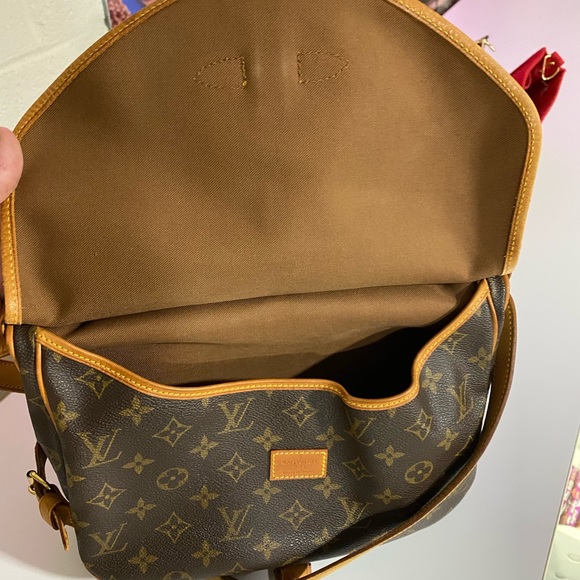 Louis Vuitton Monogram Saumur 30 Cross Body - Picture 3 of 5
